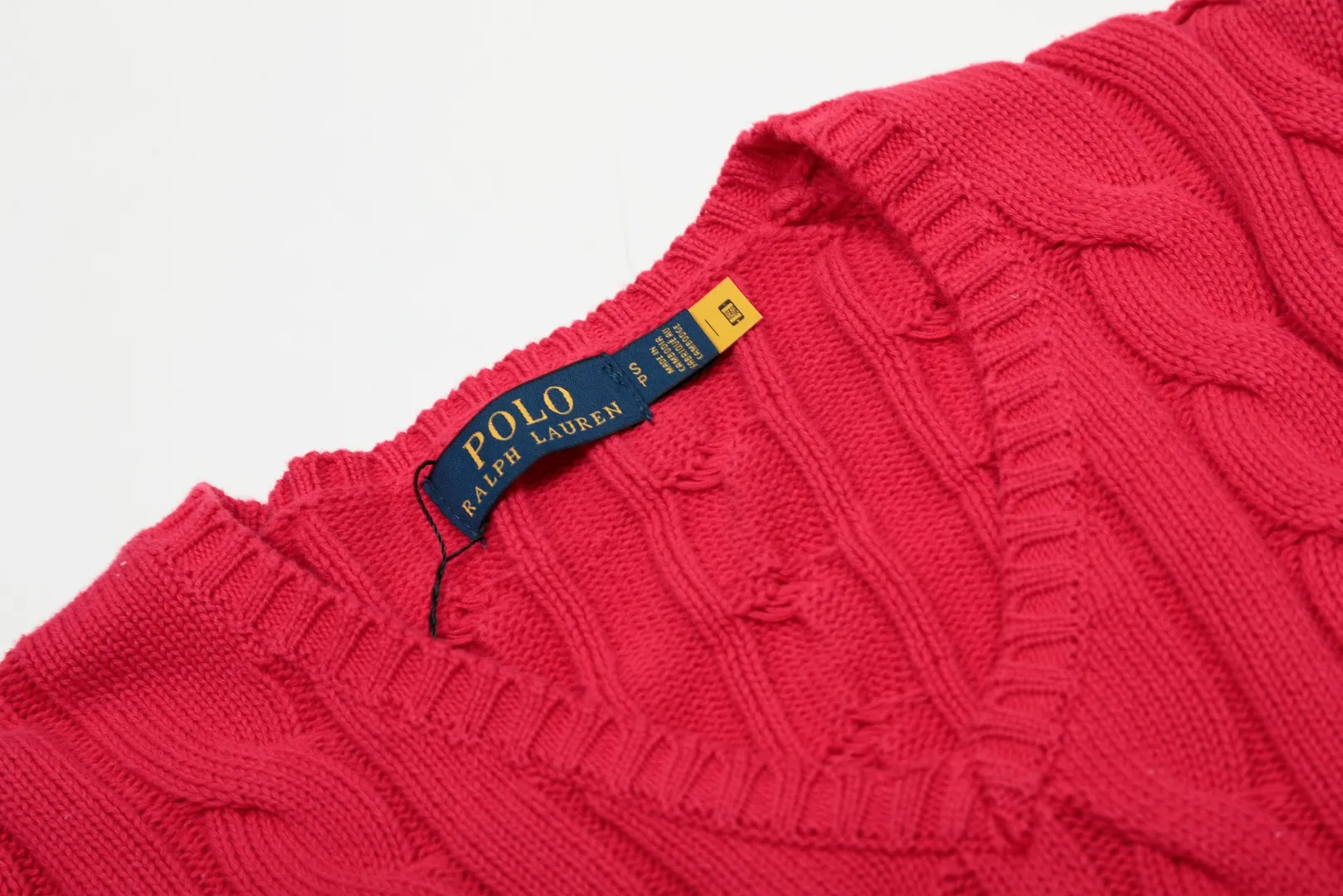 🅿️210 "Top quality" Style number: DS019# [Ralph Lauren V-neck solid color pony embroidered logo hemp flower knitted sweater] ✅Ralph Lauren Ralph Lauren goddess slim basic classic V-neck hemp flower pullover sweater ✅Main supplier platform live broadcast Wholesale entity Replacement when out of stock Not removed from shelves ✅ZP quality 1:1 version Scan the code to enter the GF website Counter quality ✅Detailed quality The only one in Guangzhou Imported quality cotton yarn, focusing on high-end, cost-effective, good quality, needless to say, ✅ simple and easy to match, a must-have item for ootd, good-looking clothes are never picky, a must-have in the goddess' wardrobe, recommended. Size: S-L Color: Black, off-white, gray, navy blue, khaki, pink, light blue, rose red, brown, Chinese red